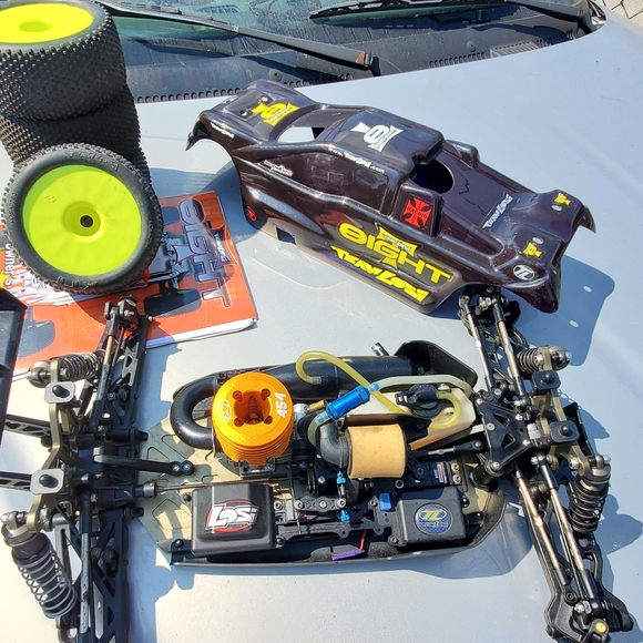 Losi 8t truggy 97percent new